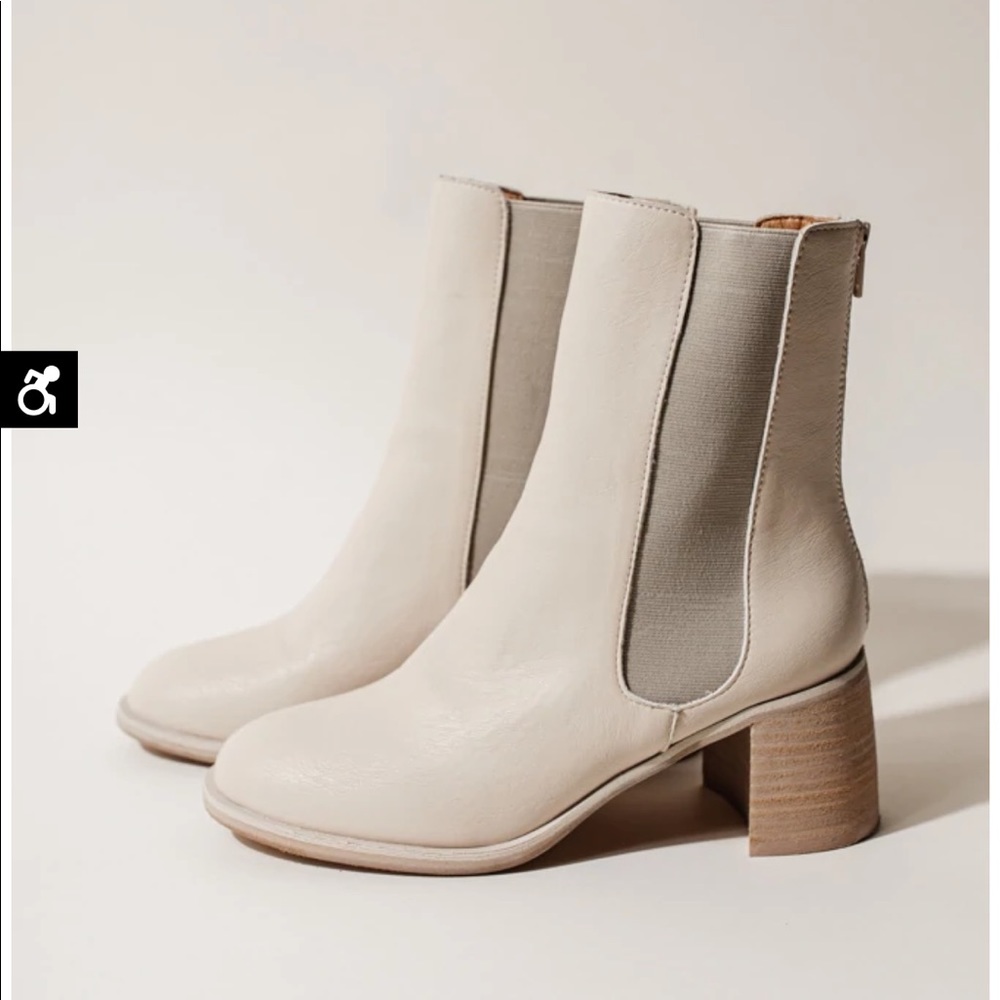 Cora Ankle Booties // Size 8.5 - Similar to Free People Essential a Chelsea Boot